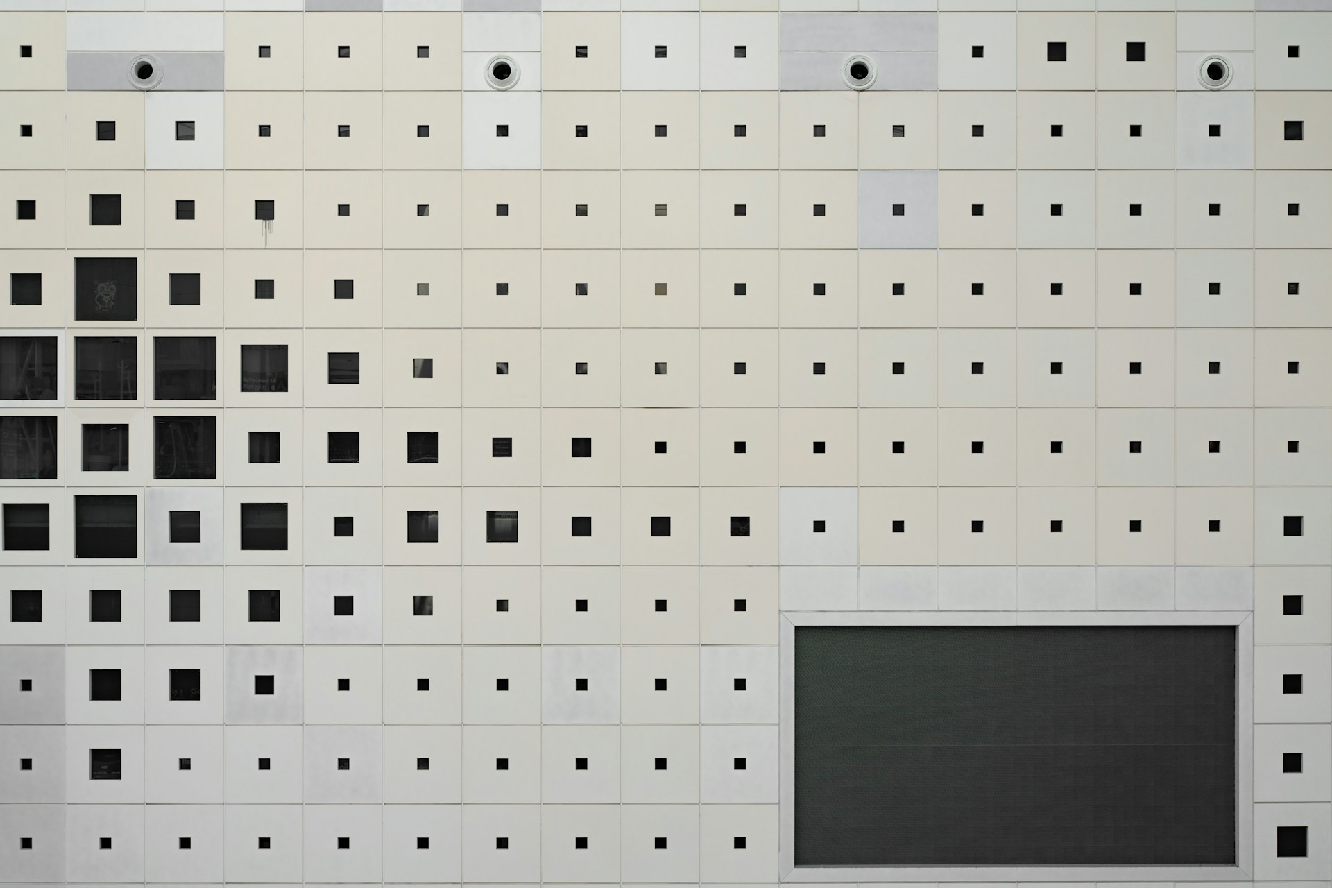 Binary Options as Art: How Psychology and Intuition Beat Algorithms