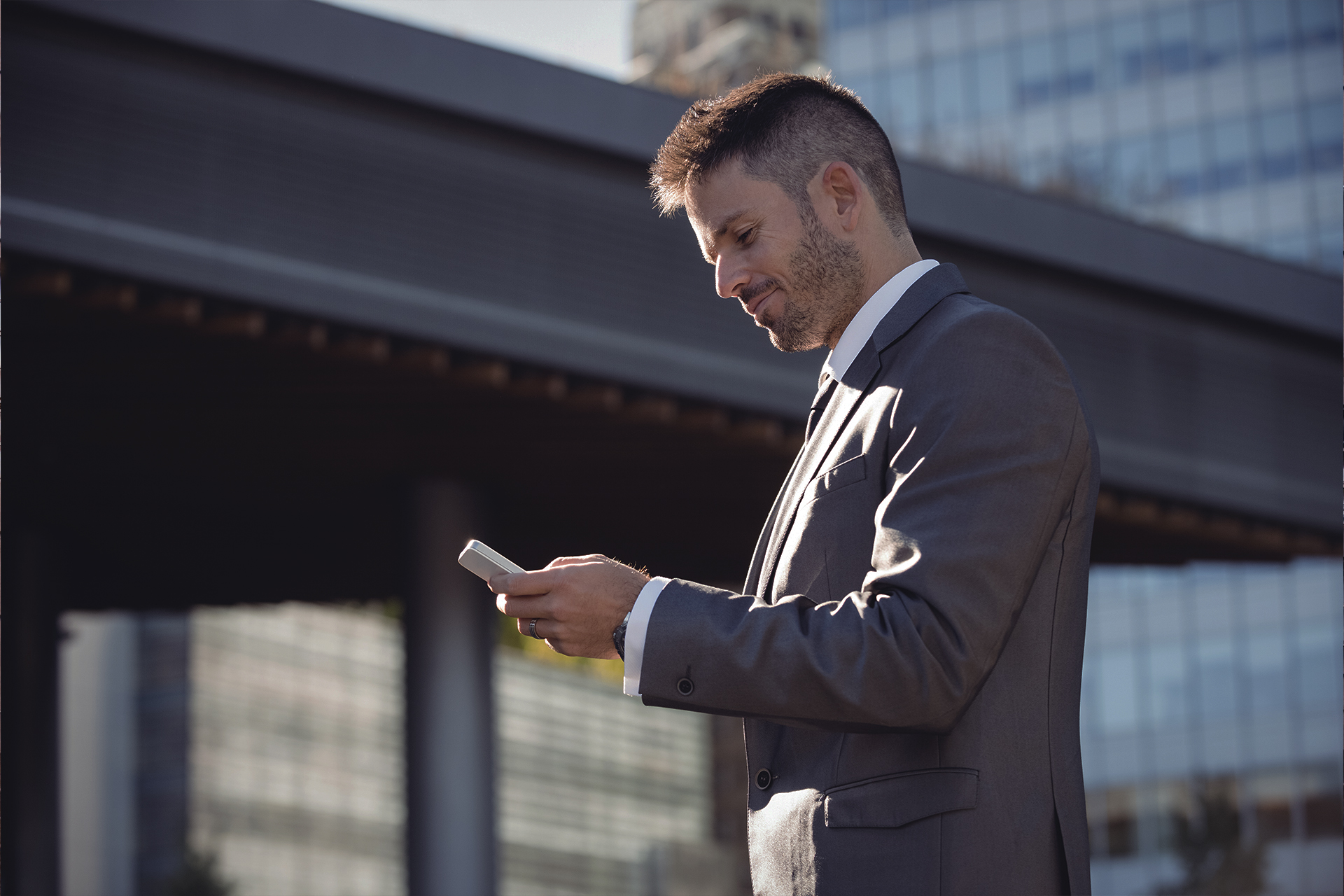 How to Start Investing with $100: Smart Strategies Beginner investor holding a smartphone with stock market app, symbolizing how to start investing with $100.