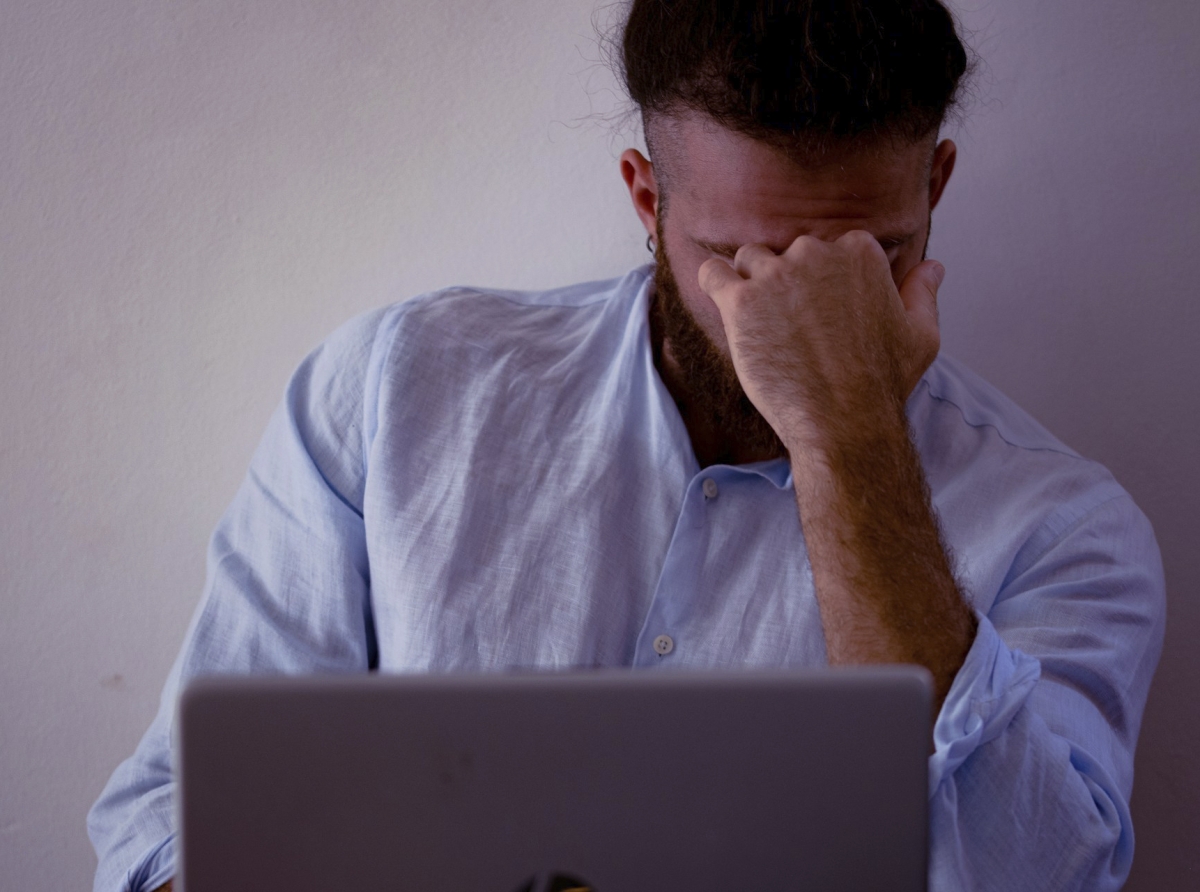 What examples of psychological errors lead to losses in trading