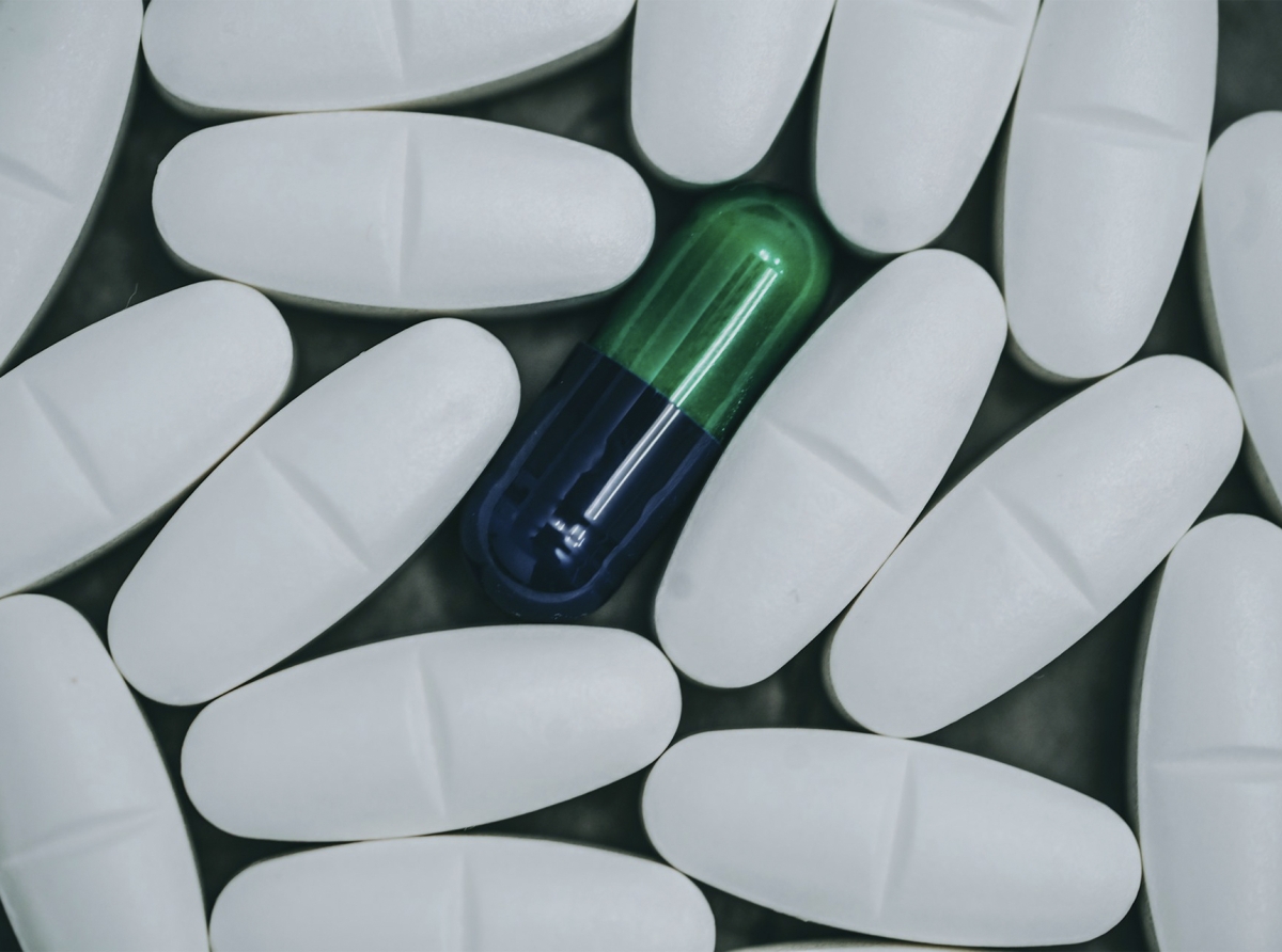 The US is preparing for a tariff war with Big Pharma: 100% duties on brand-name drugs could change the market.