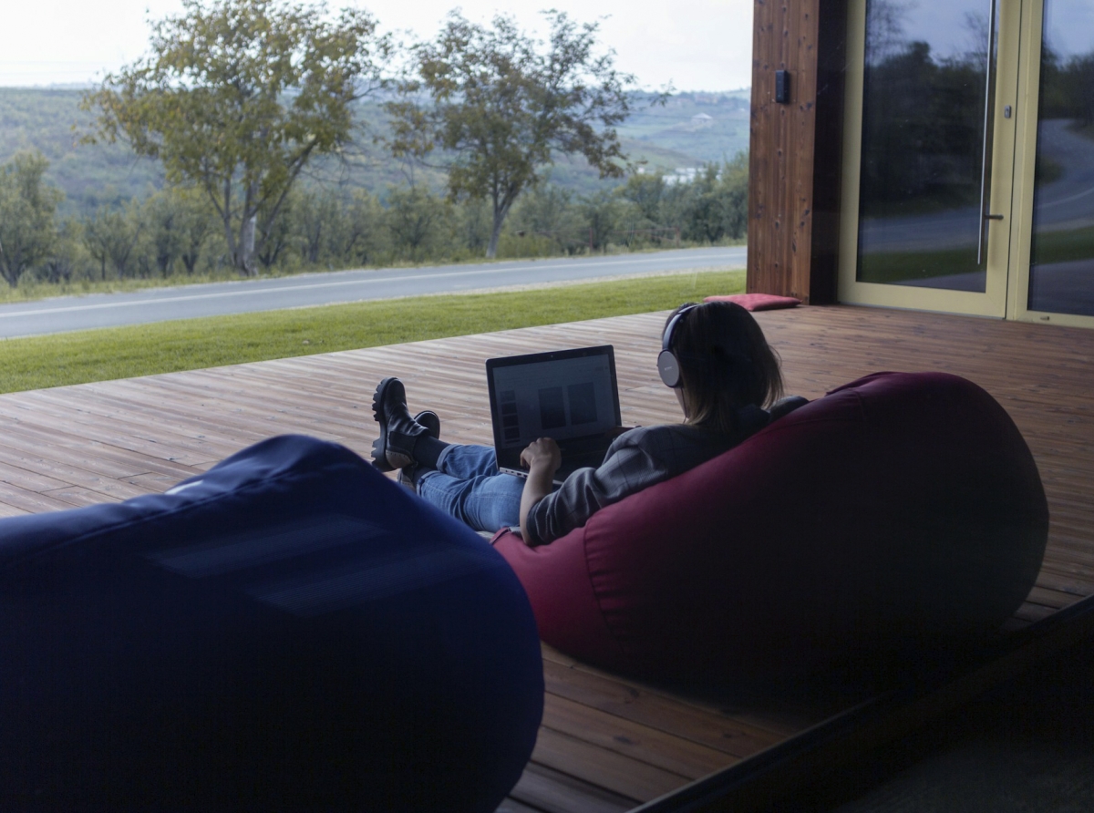 Forex and Remote Work: Balancing Screen and Reality