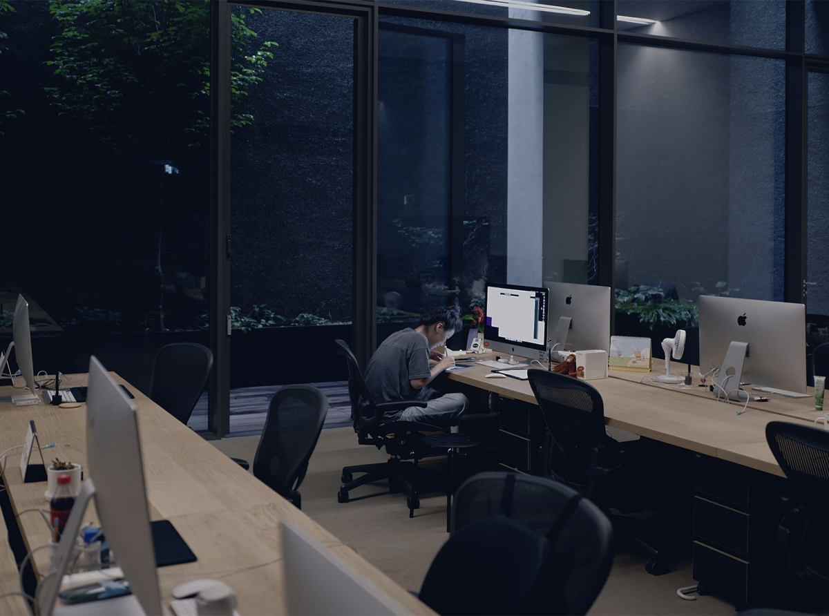 Young Tech Workers Struggle in AI Boom: Job Fears and the Race to the Top