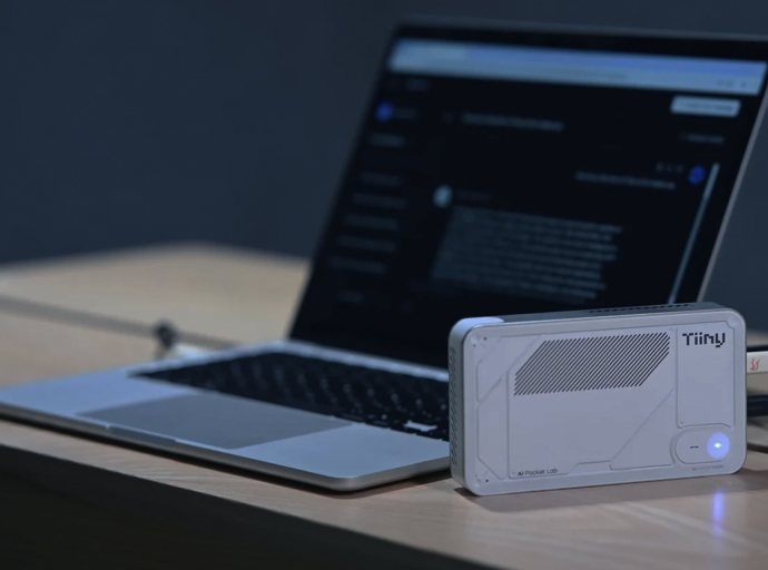 A Pocket Supercomputer Instead of the Cloud: How Tiiny AI's Pocket Lab is Changing AI Architecture