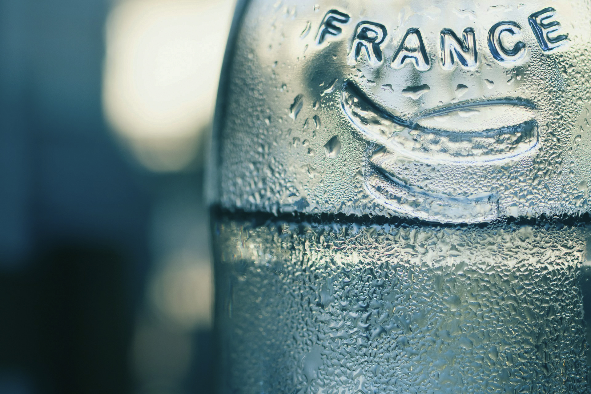 European Stocks Slide as Trump Threatens 200% Tariffs on French Beverages