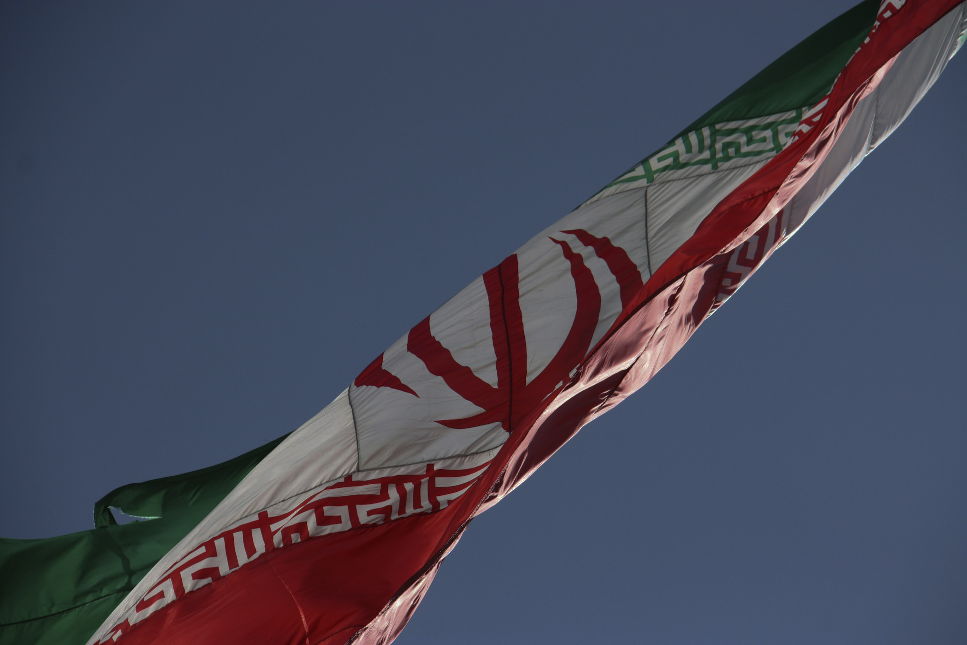 Oil Jumps 4% After Vance Says Iran Ignored U.S. Red Lines, Military Option Remains